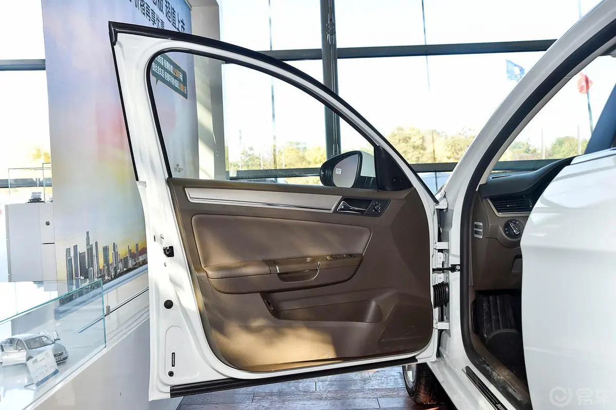 宝来1.6L 自动 舒适型驾驶员侧车门内门板