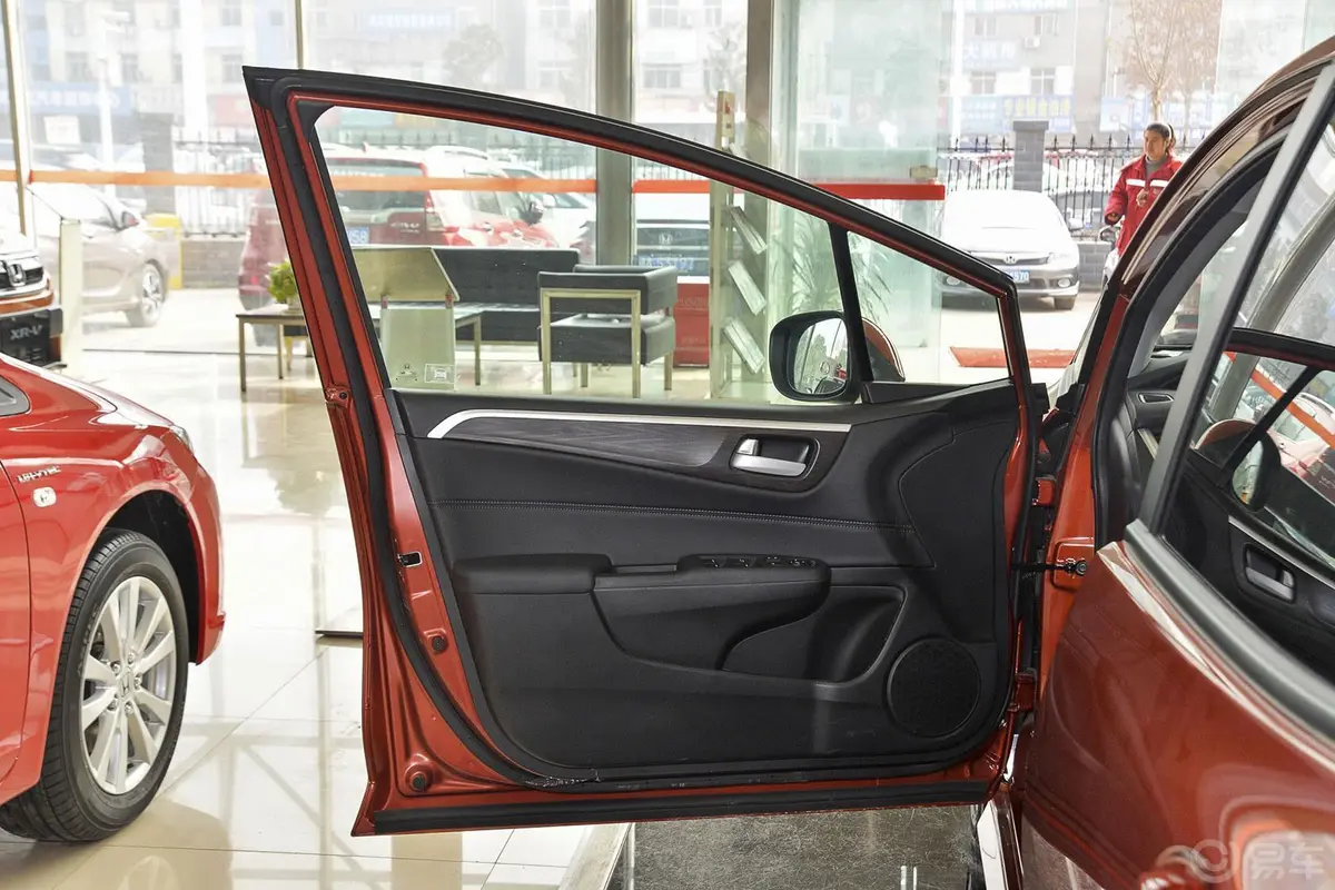 杰德1.8L 5AT 舒适精英型（五座）驾驶员侧车门内门板