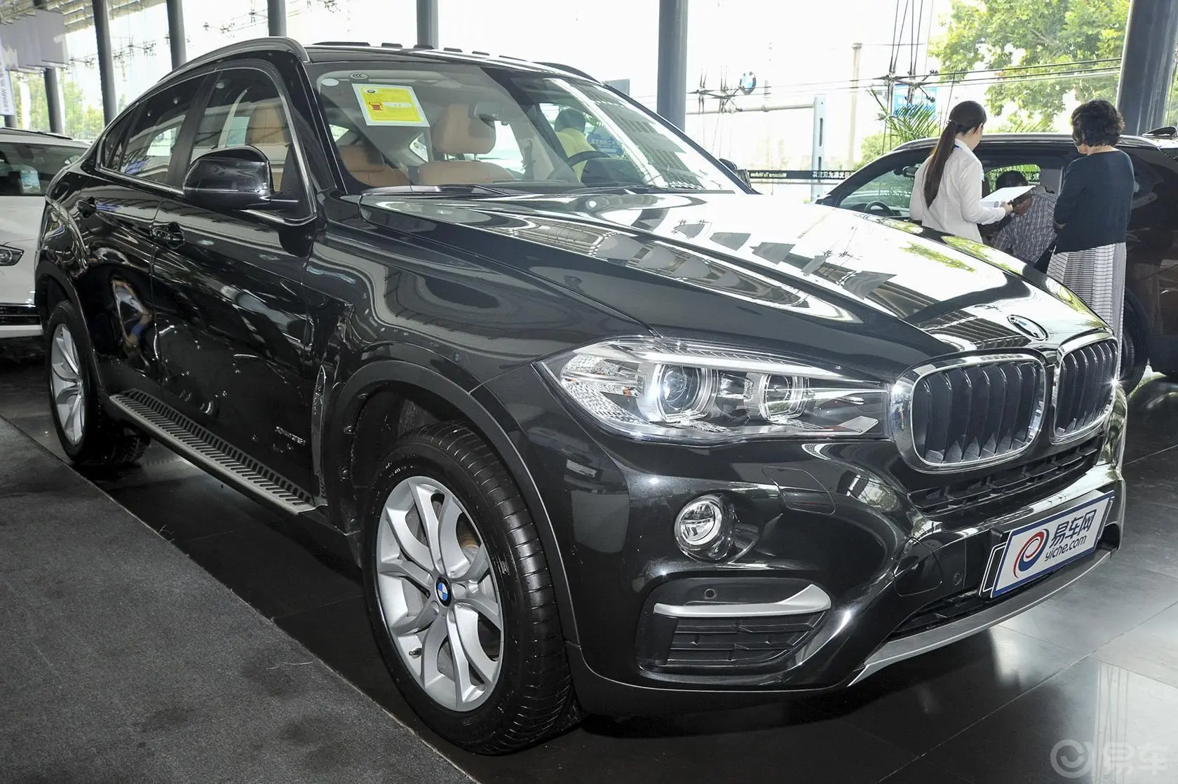 宝马X6xDrive35i 领先型大灯侧45度俯拍