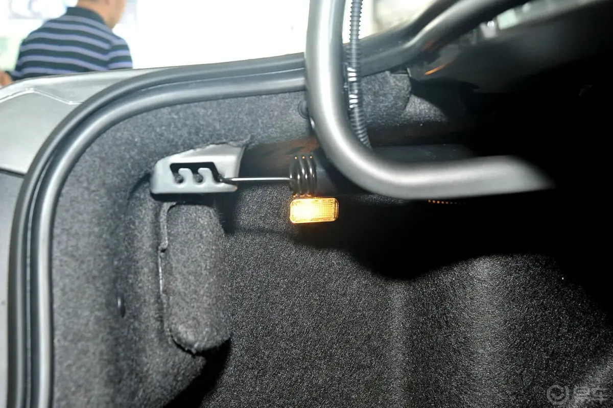 宝来1.6L 自动 时尚型行李厢支撑杆