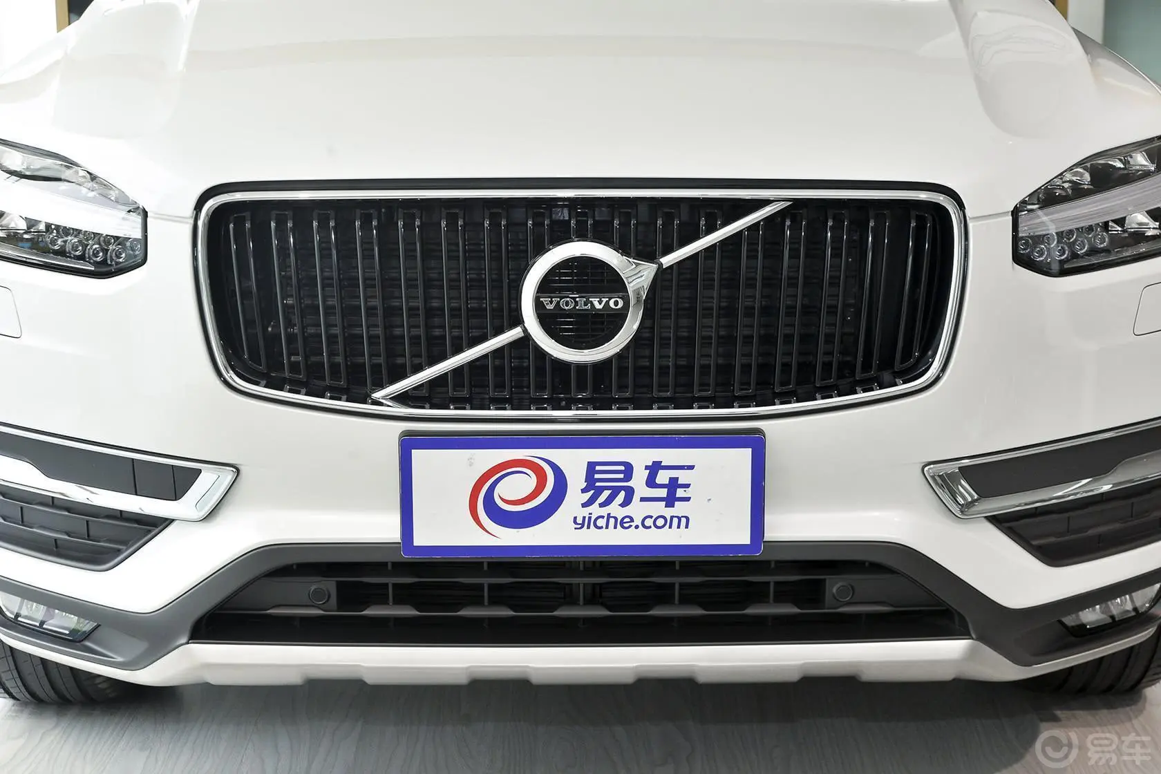 沃尔沃XC902.0T T6 智雅版 七座前格栅侧俯拍