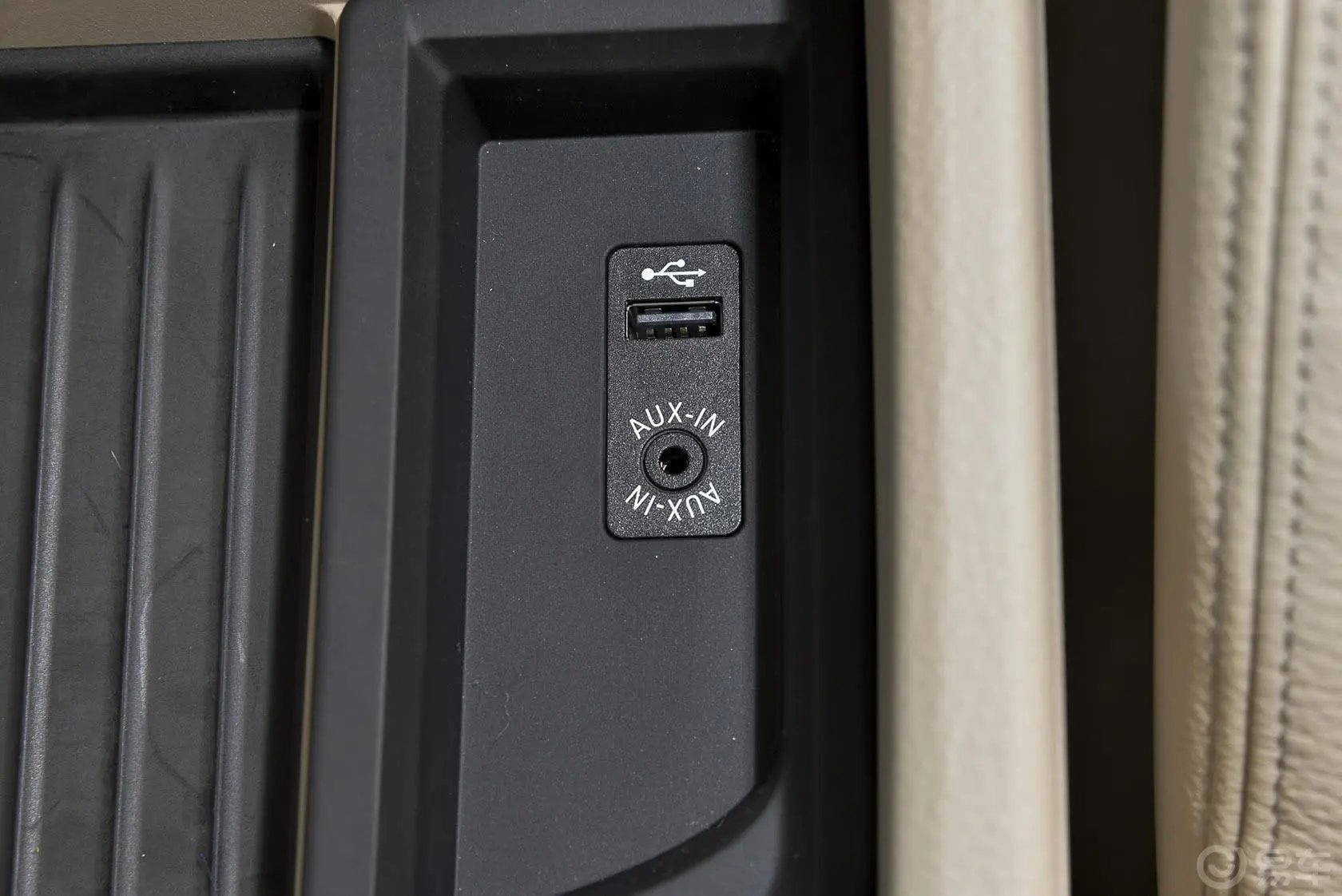 宝马3系328Li 豪华设计套装USB接口