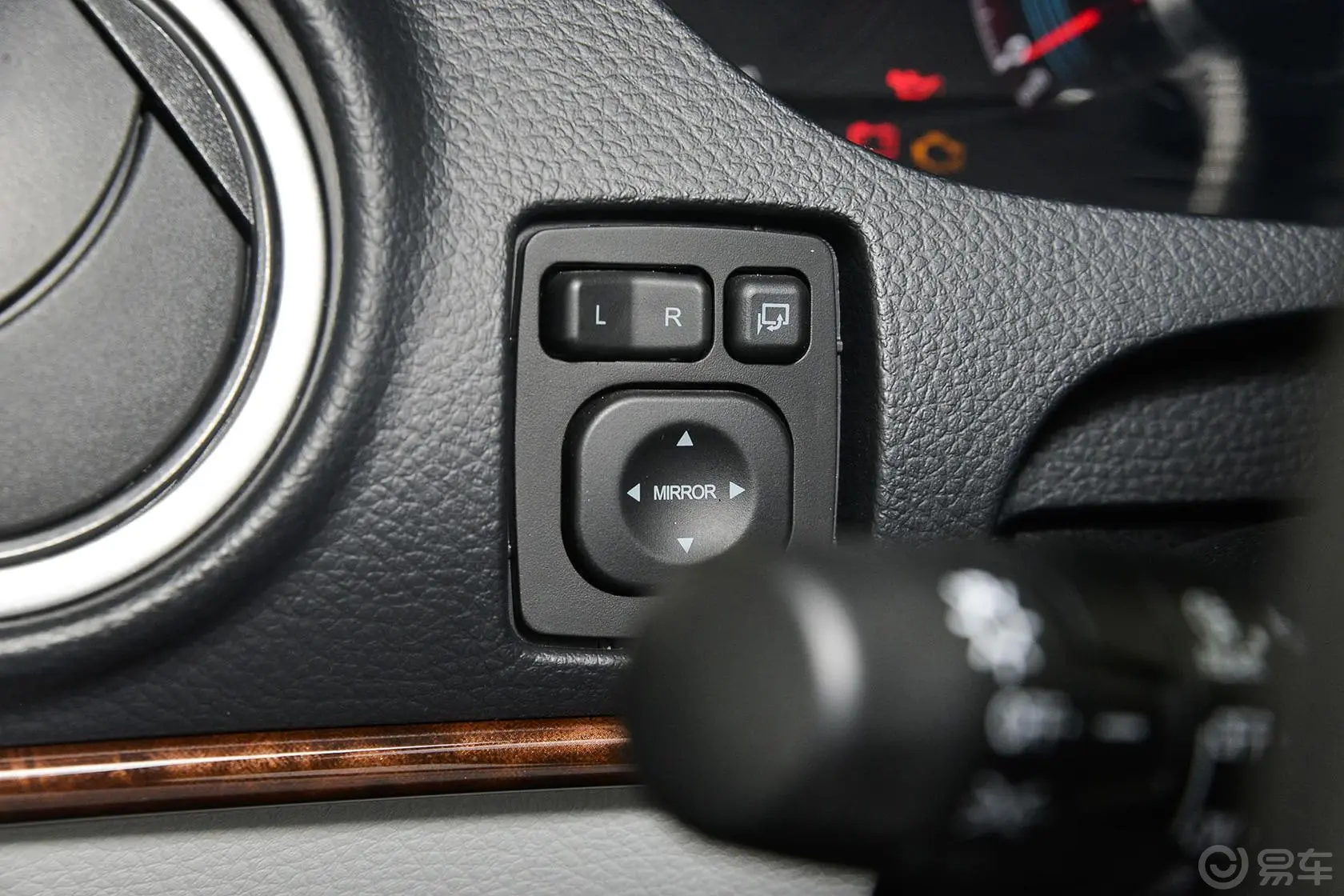 大7 SUV2.2T 自动 四驱 智尊型外后视镜控制键