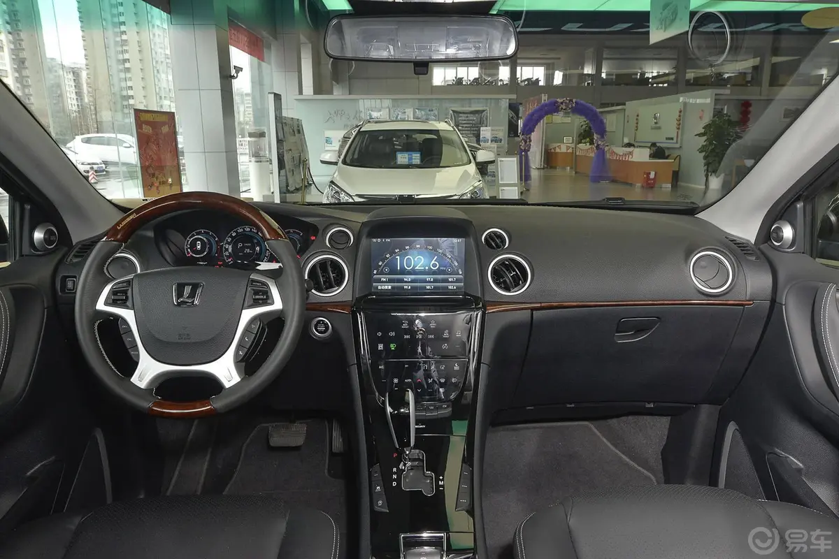 大7 SUV2.2T 自动 两驱 智慧型中控台整体