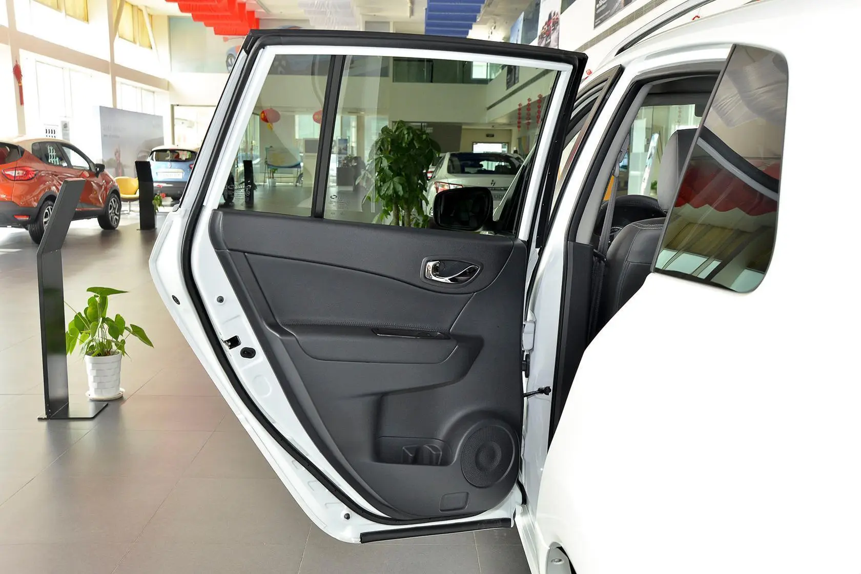科雷傲(进口)改款 2.0L 两驱 舒适版驾驶员侧车门内门板