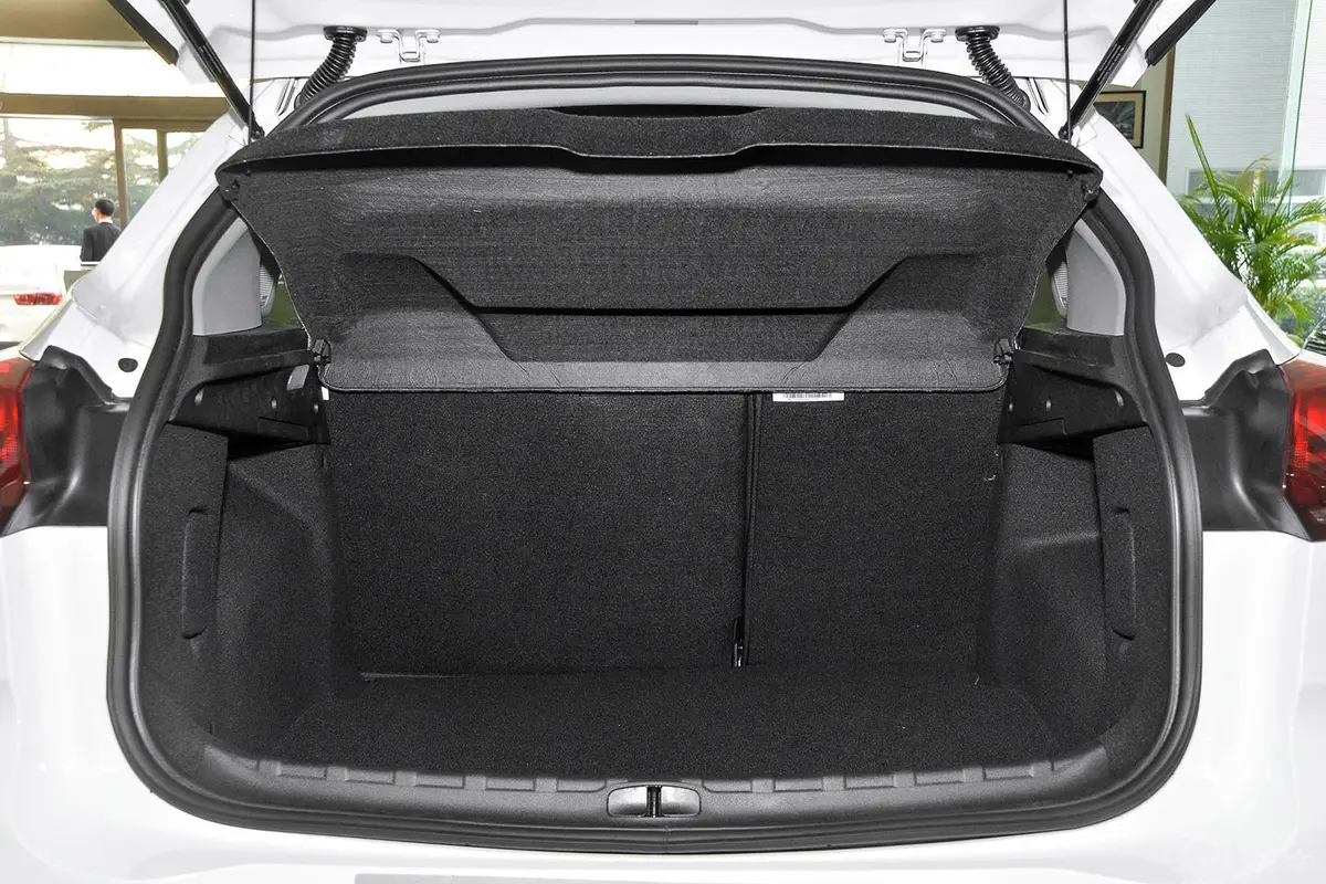 雪铁龙C3-XR1.6T 自动先锋型行李箱空间