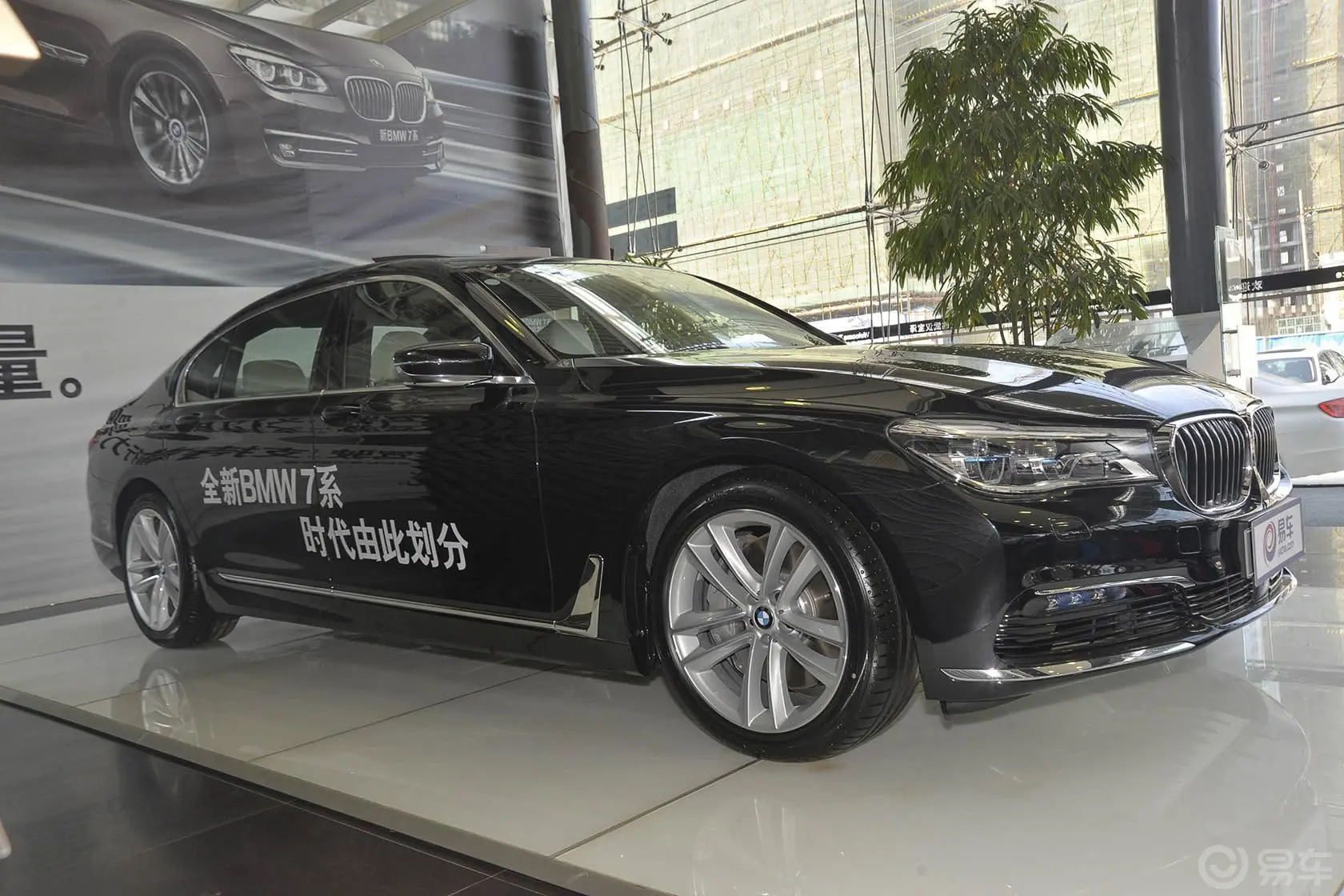 宝马7系750Li xDrive 四座版尾灯侧45度俯拍