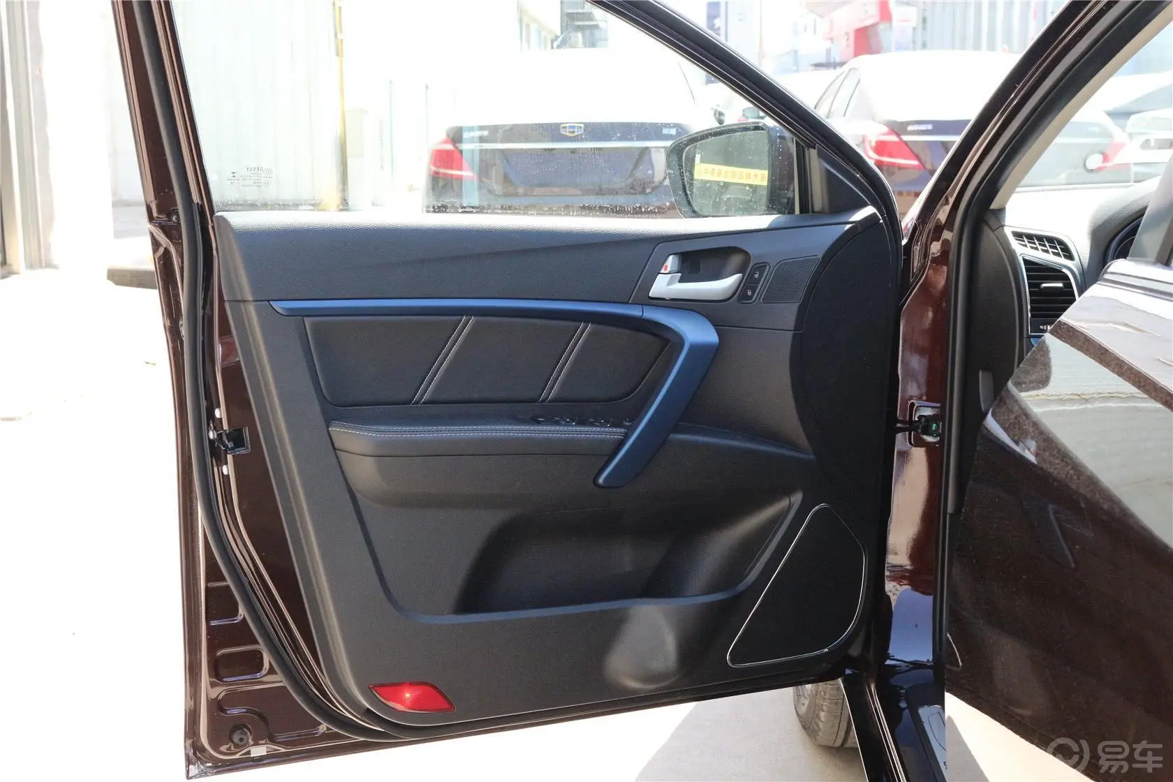 帝豪1.3T CVT 尊贵版驾驶员侧车门内门板