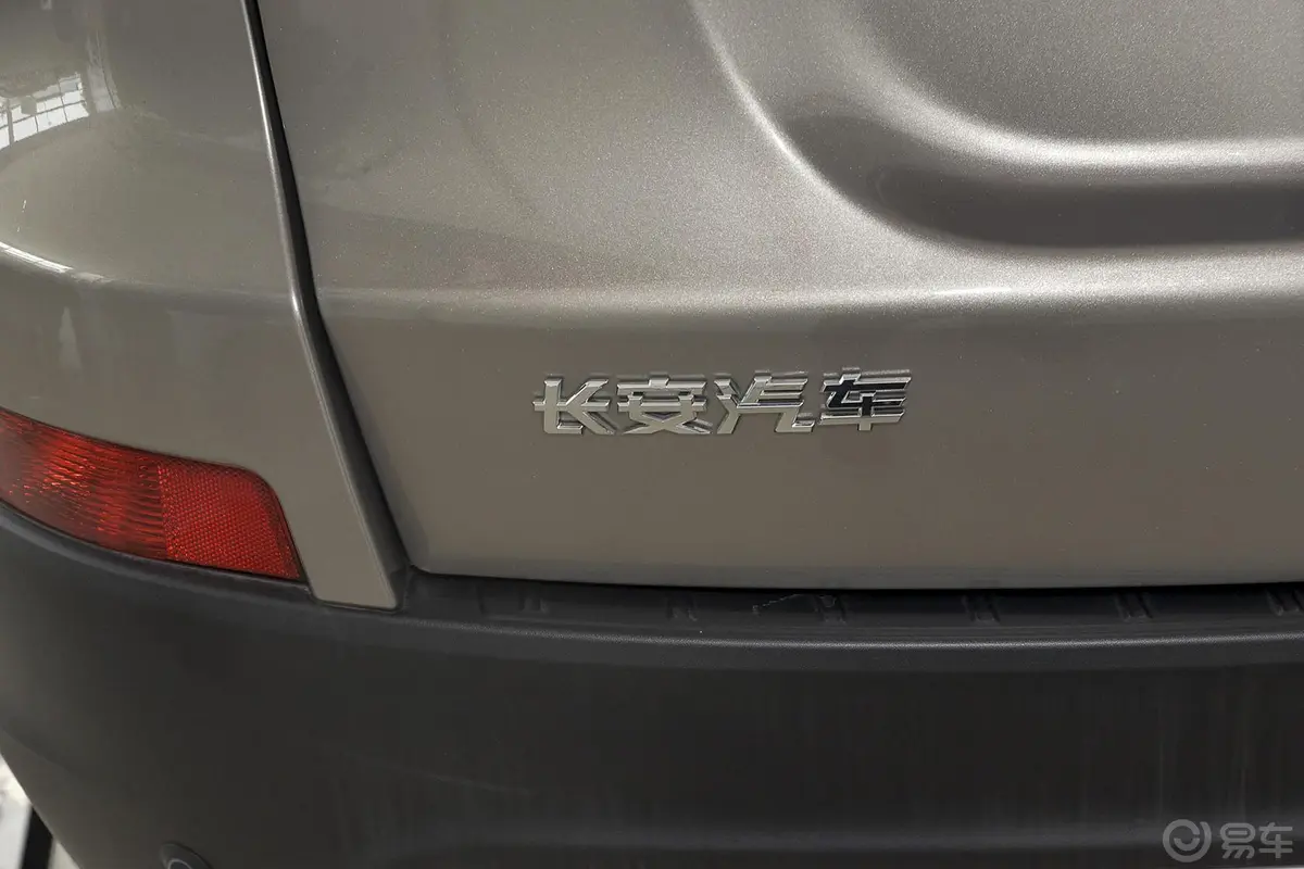 长安CS752.0L 手动 豪华型 国IV尾标