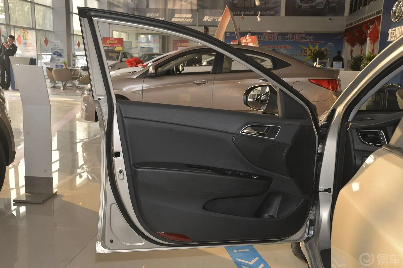 名图1.8L 自动 智能型驾驶员侧车门内门板