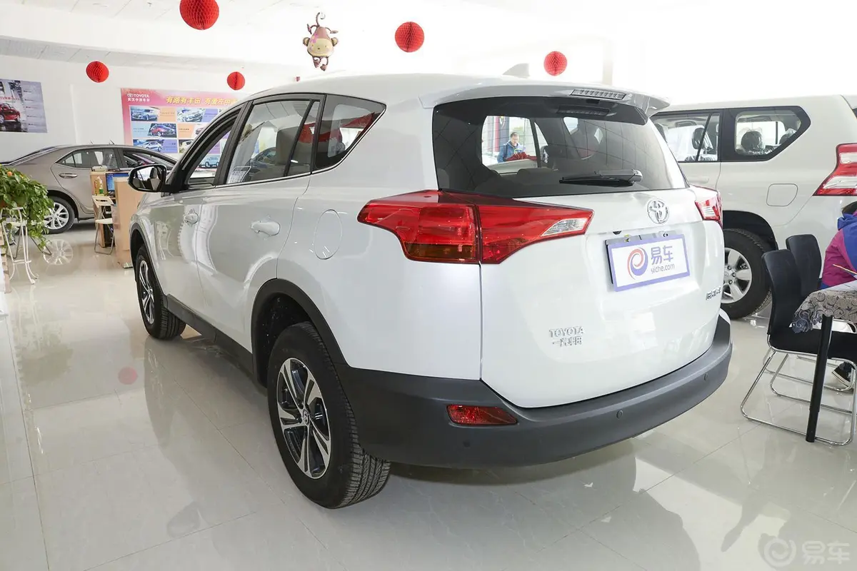 RAV4荣放2.0L CVT 两驱 风尚版侧后45度车头向左水平