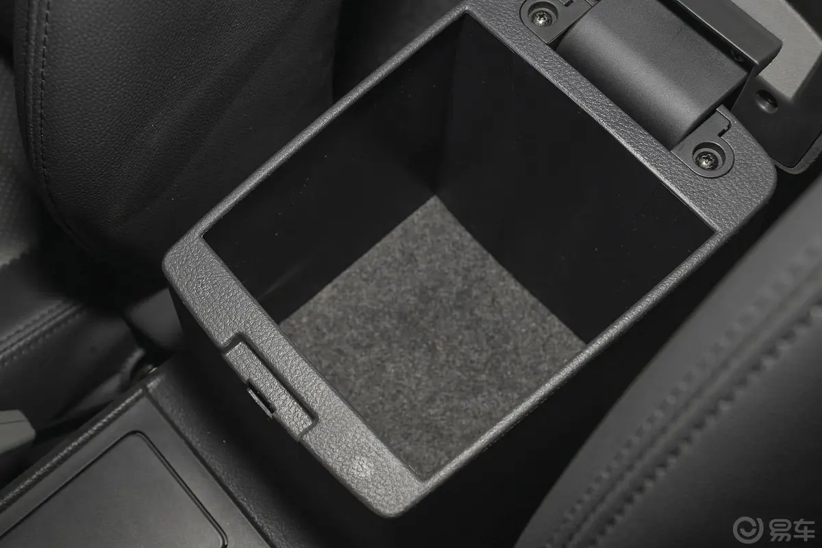 众泰Z3001.6L 驾值版 自动 精英型前排中央扶手箱空间