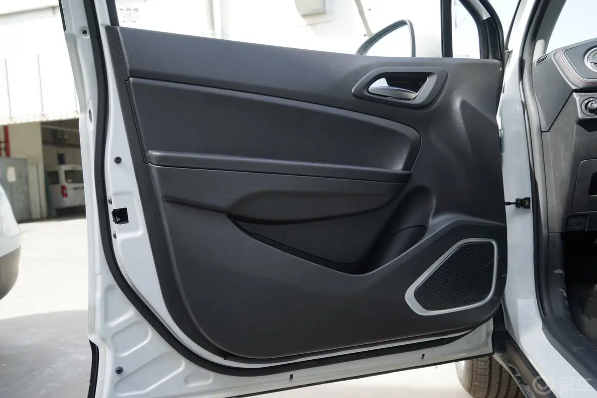 中华V31.5L 手自一体 舒适版驾驶员侧车门内门板