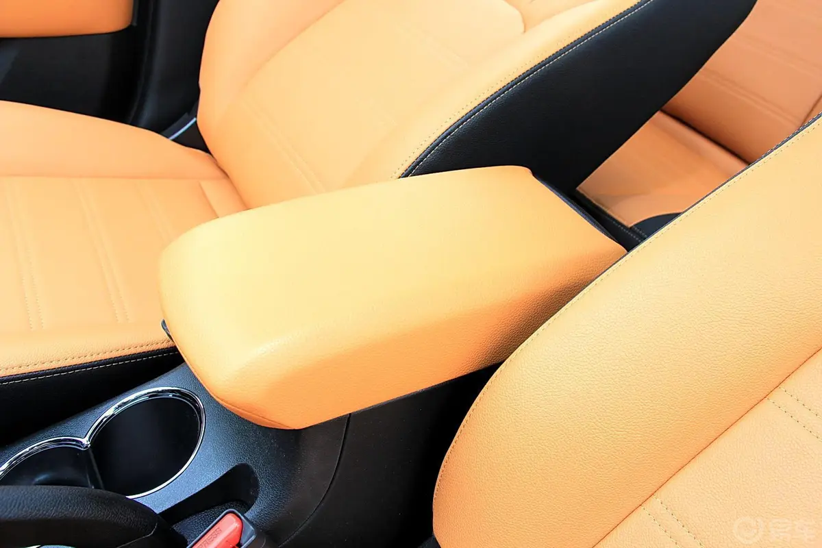 威旺S50欢动版 1.5T 手动 舒适版前排中央扶手箱