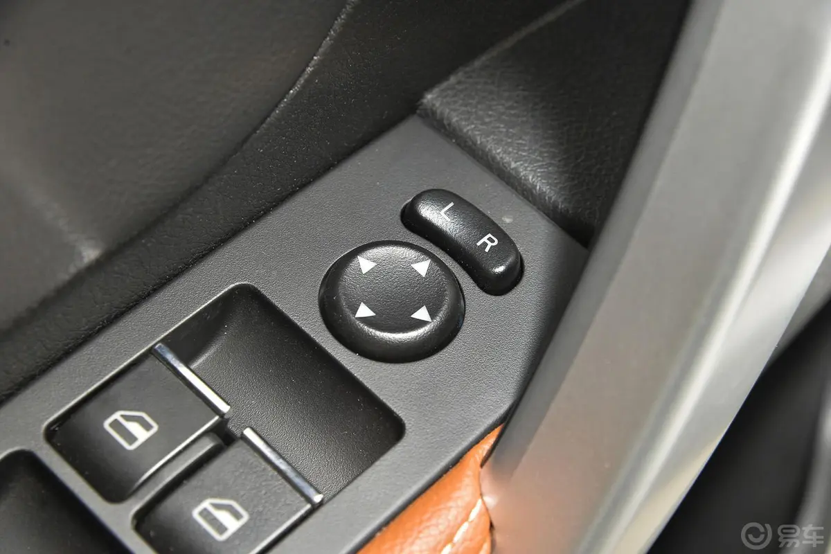 帝豪RS 1.5L CVT 向上版外后视镜控制键