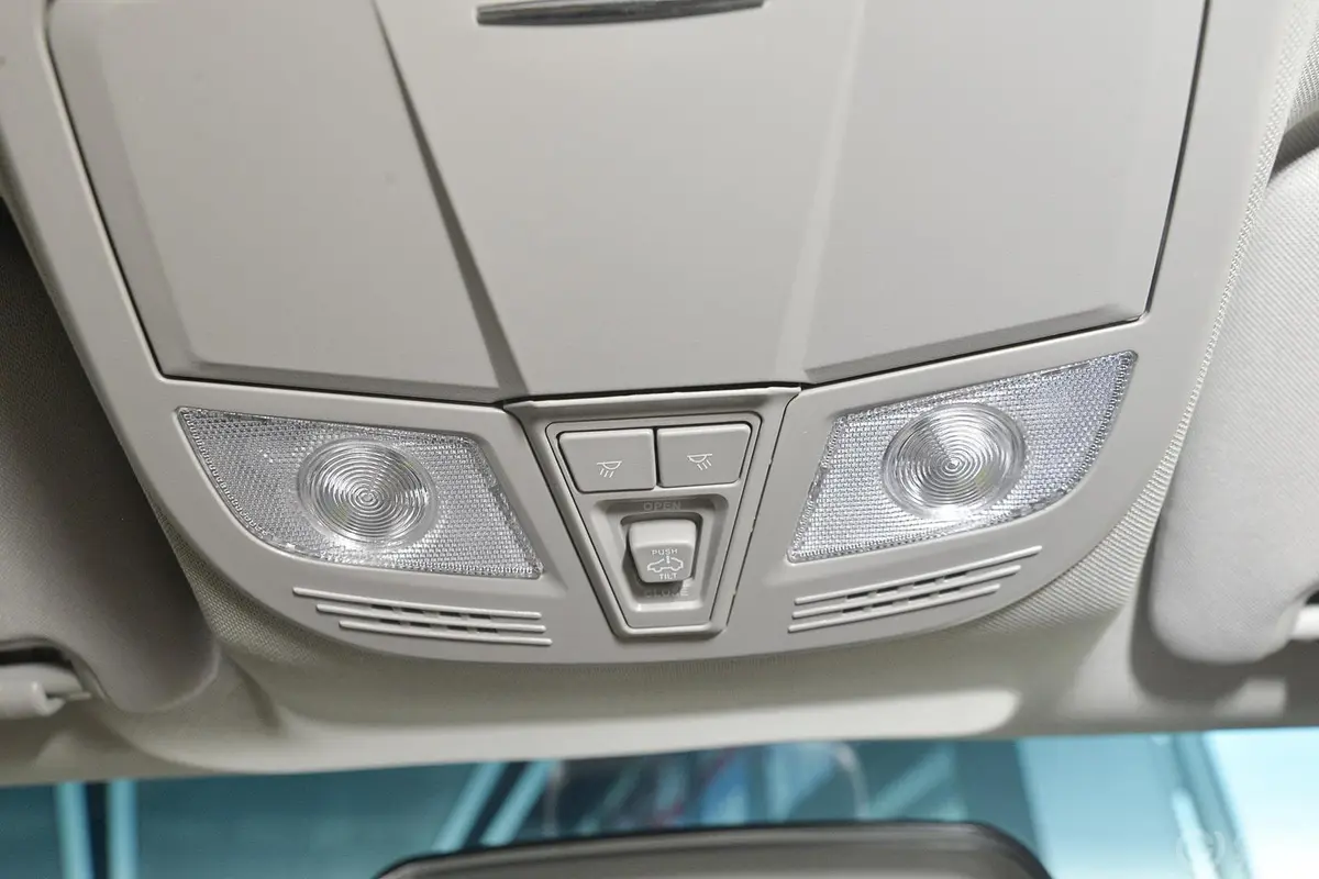帝豪RS 1.5L CVT 向上版前排车顶中央控制区