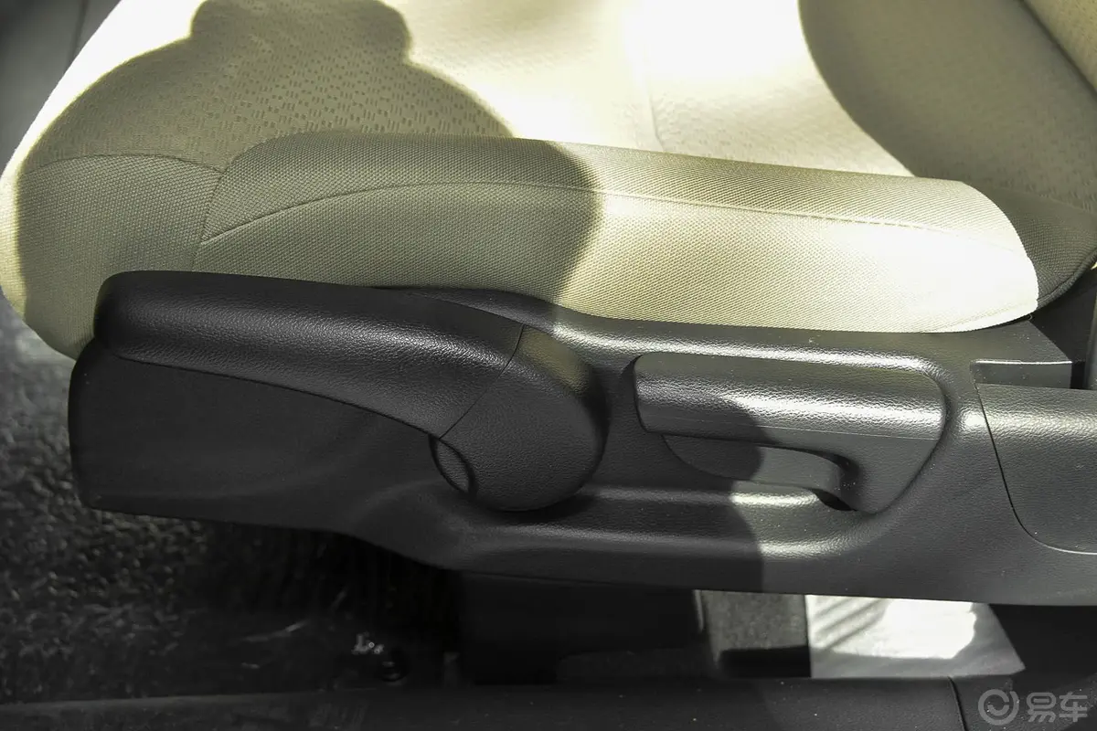 本田CR-V2.0L 两驱 风尚版座椅调节键