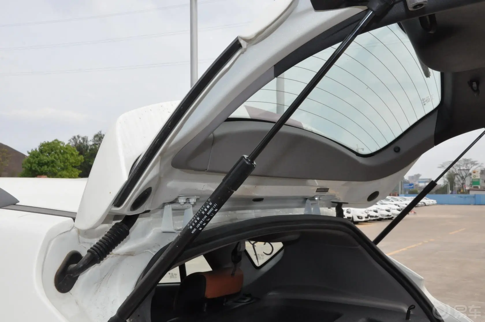 海马S51.6L 手动 智能豪华型科技版行李厢支撑杆
