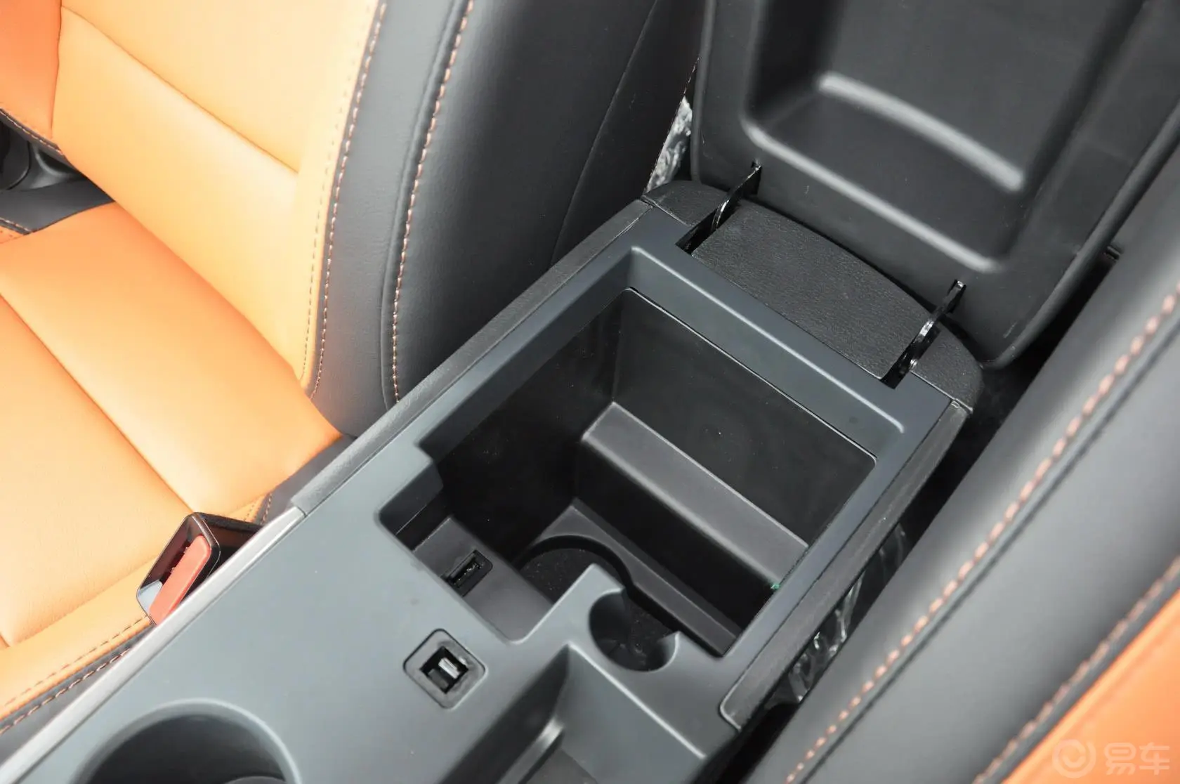海马S51.6L 手动 豪华型科技版前排中央扶手箱空间