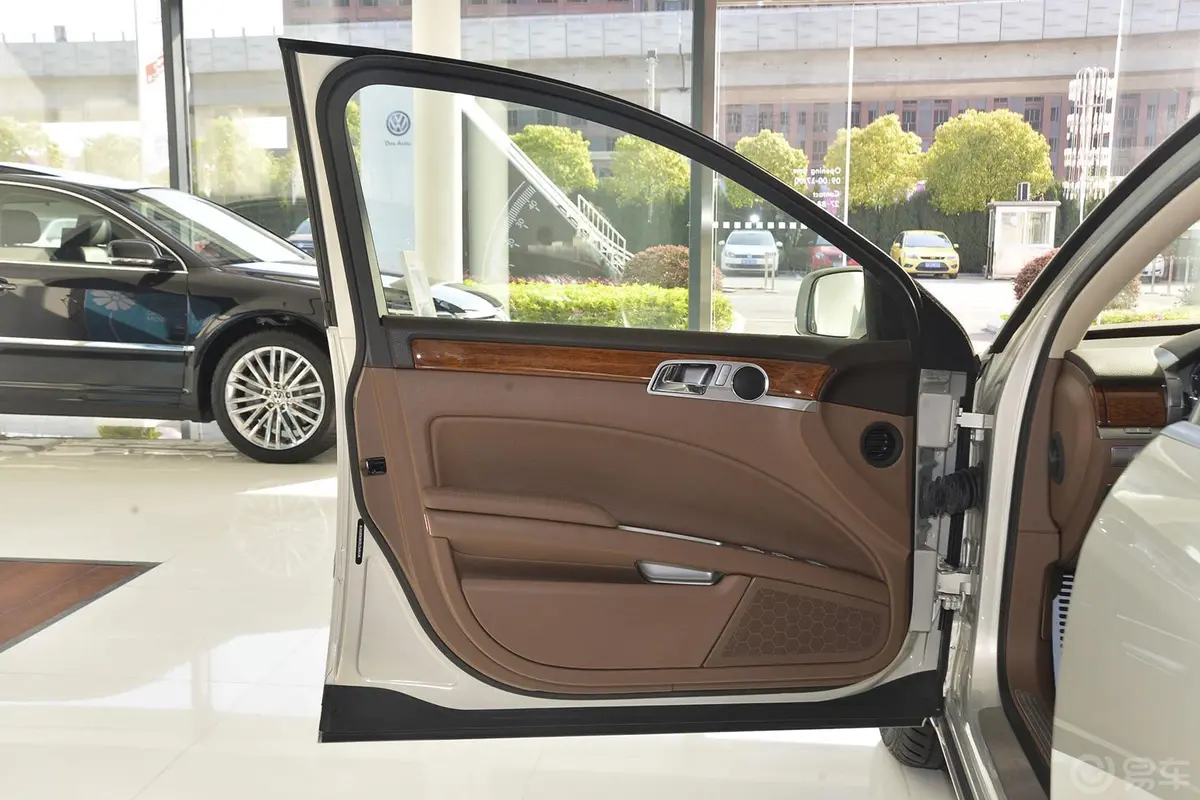 辉腾3.0L 商务型 汽油版驾驶员侧车门内门板