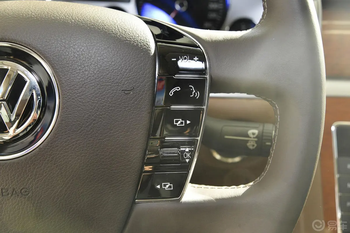 辉腾3.0L 商务型 汽油版方向盘功能键（右）