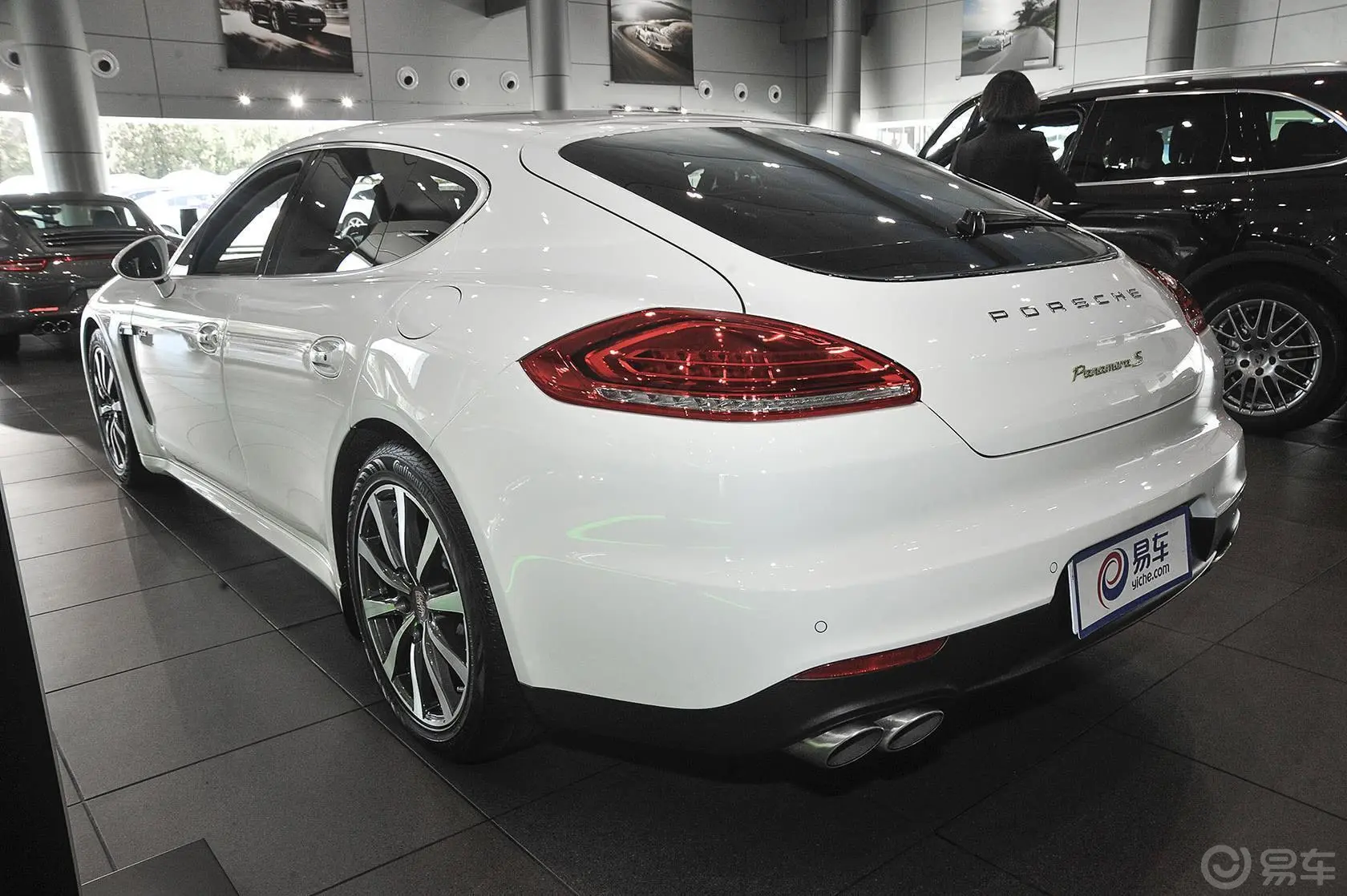 Panamera E-HybridPanamera S E-Hybrid 3.0T侧后45度车头向左水平