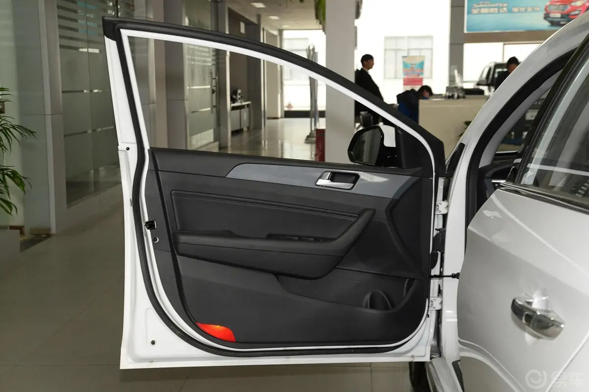 索纳塔2.4L 自动 LUX 至尊型驾驶员侧车门内门板