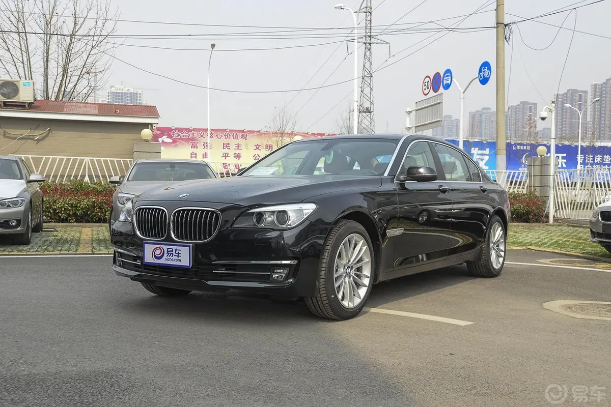 宝马7系730Li 臻享型侧前45度车头向左水平