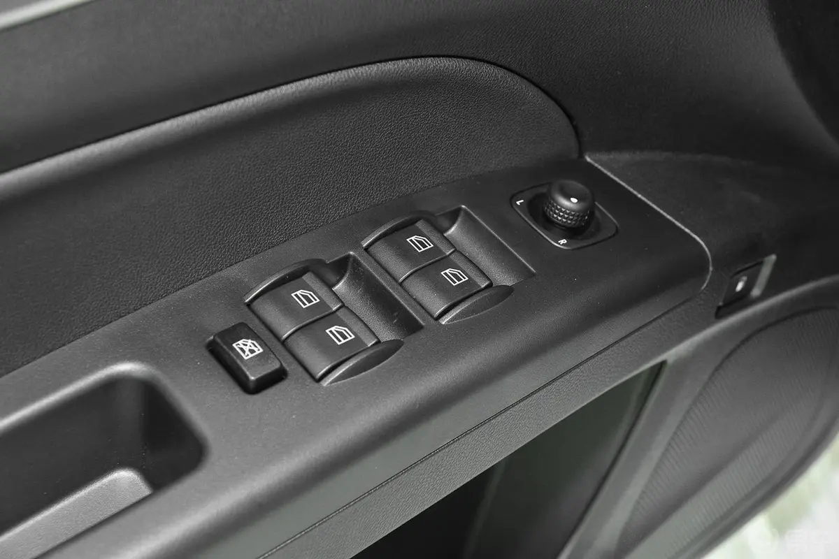 奔腾B301.6L 自动 十周年纪念版车窗升降键