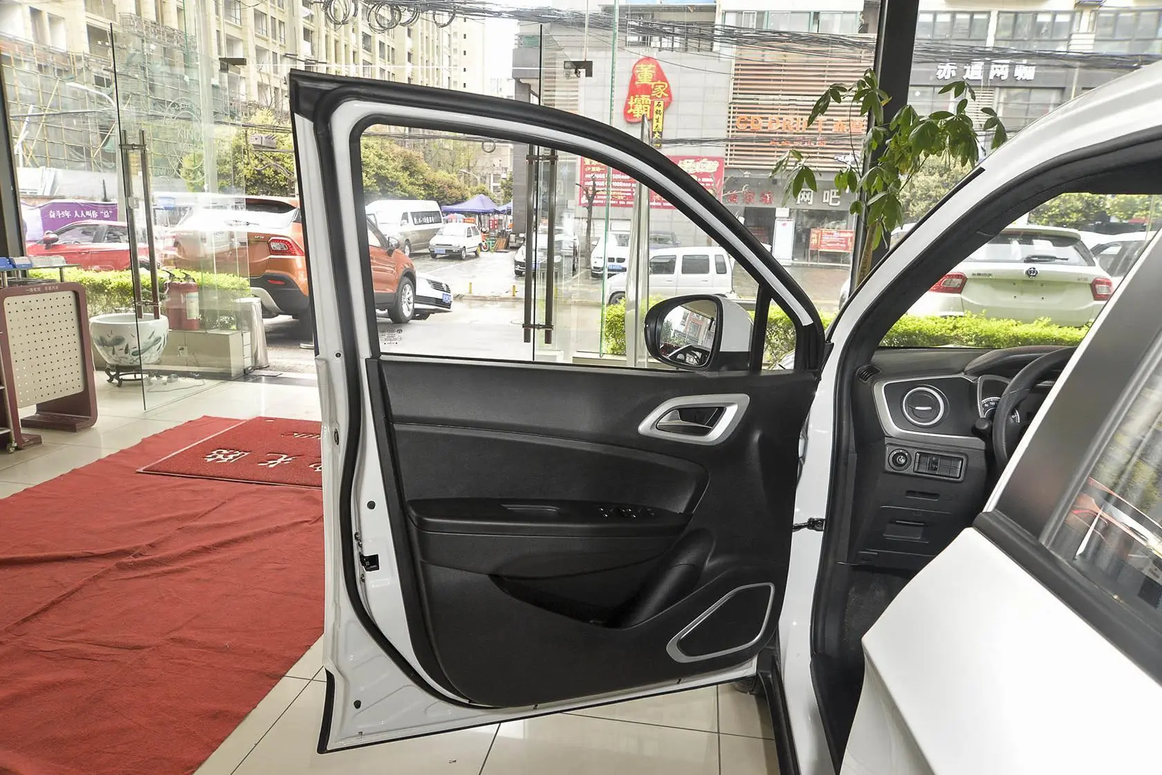中华V31.5L 手动 智能型驾驶员侧车门内门板