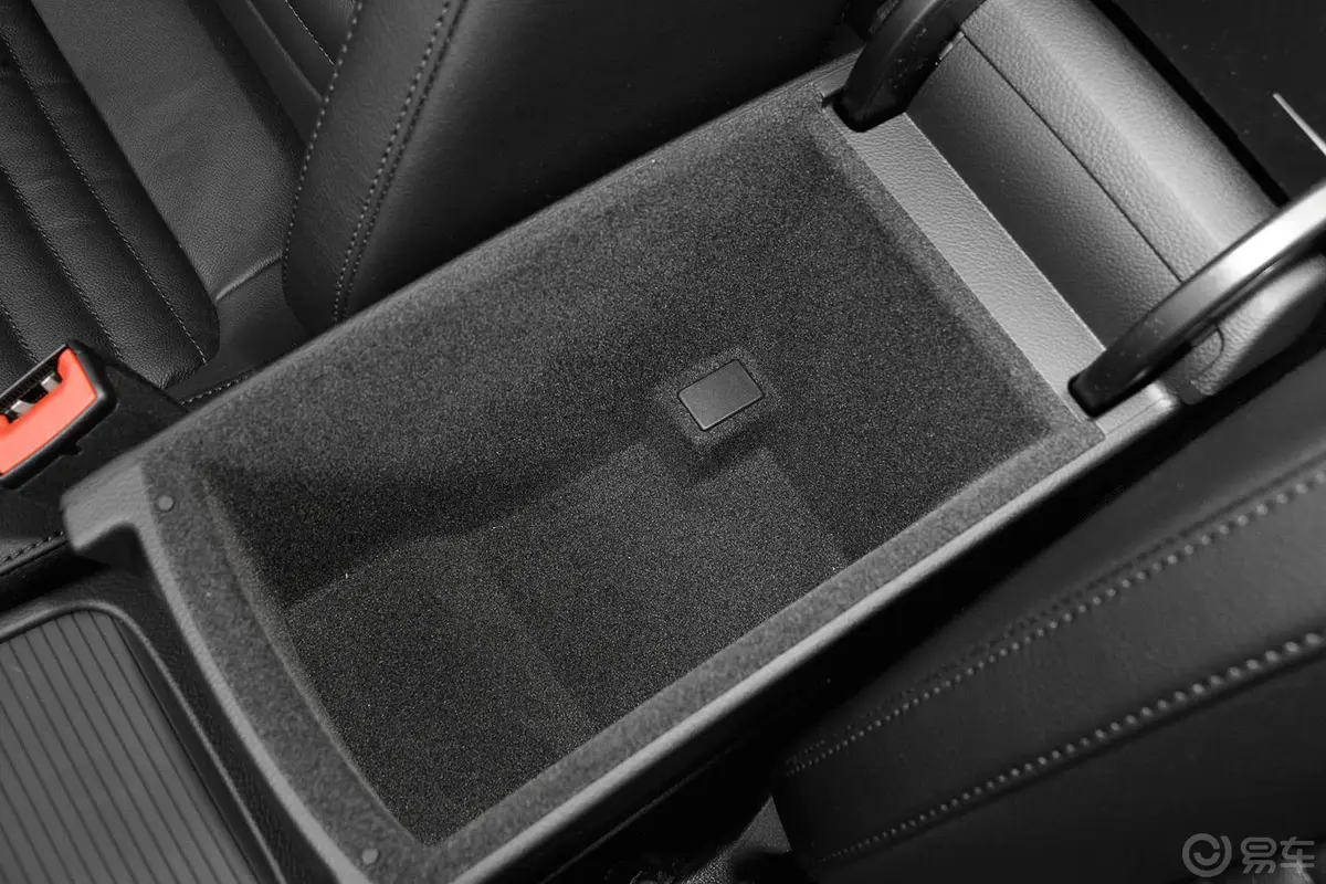 迈腾1.8T 手自一体 智享舒适型前排中央扶手箱空间