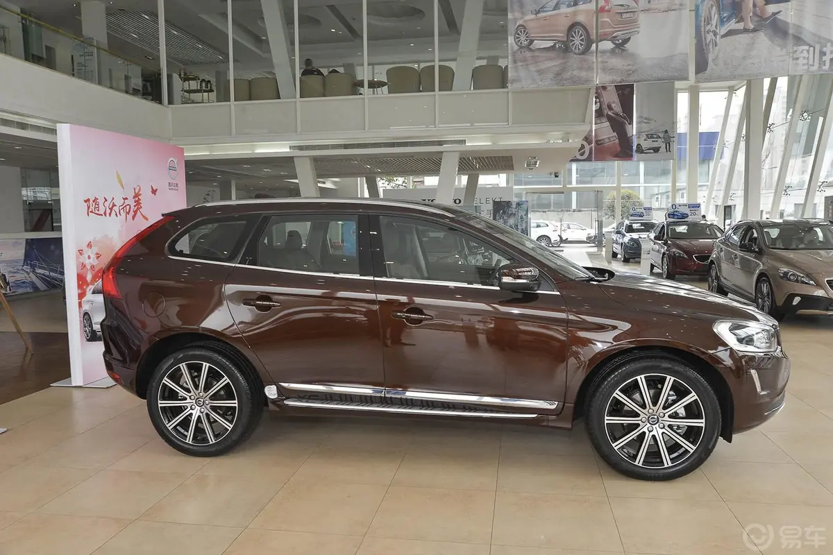 沃尔沃XC60T6 AWD 智越版正侧车头向右水平