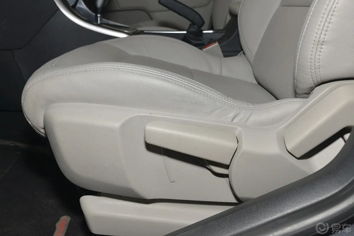 C4世嘉1.6L 自动 舒适版座椅调节键