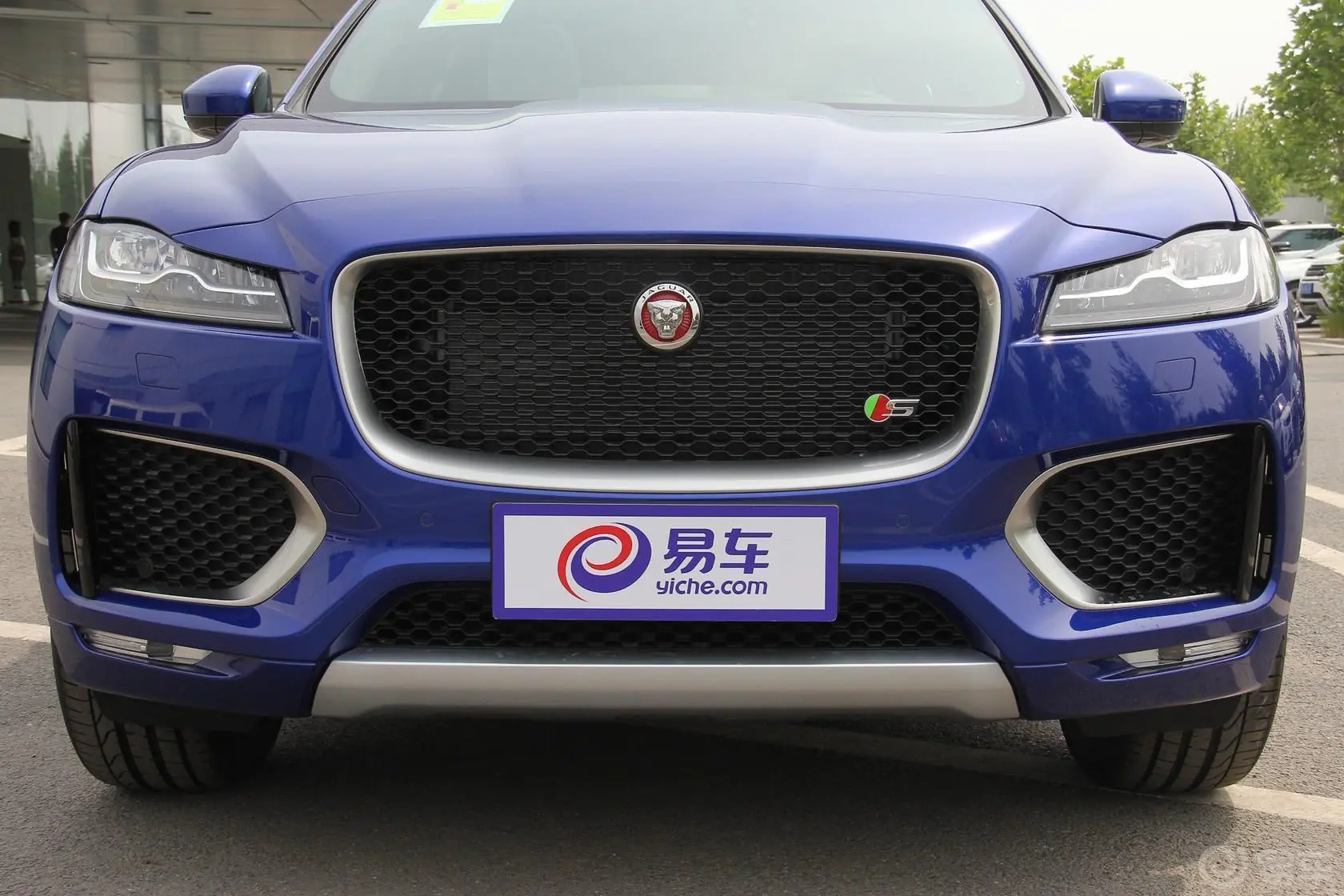 捷豹F-PACE3.0T S高性能版前格栅侧俯拍