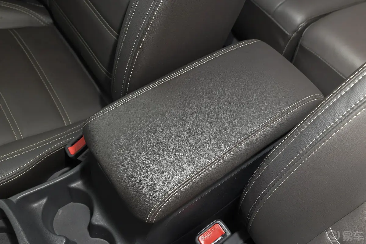 科雷傲(进口)2.5L 四驱 舒适运动版前排中央扶手箱