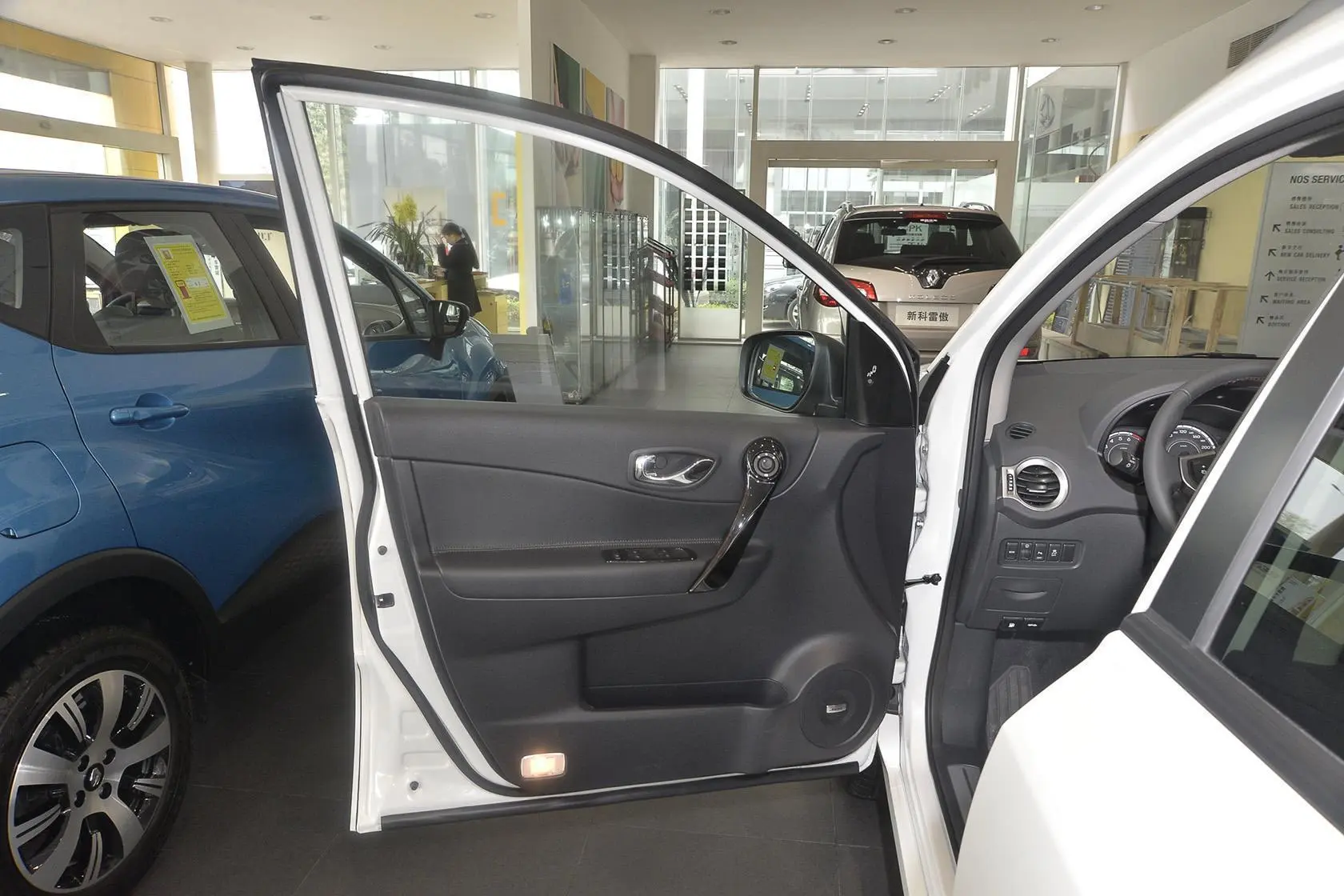科雷傲(进口)2.5L 四驱 舒适运动版驾驶员侧车门内门板