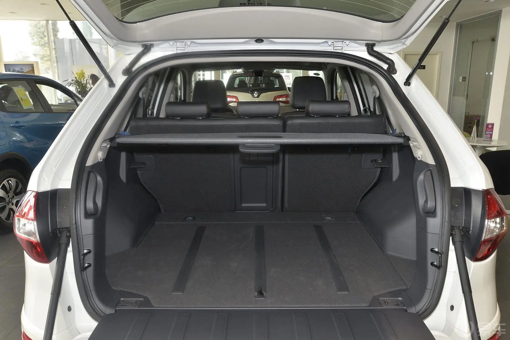 科雷傲(进口)2.5L 四驱 舒适运动版行李箱空间