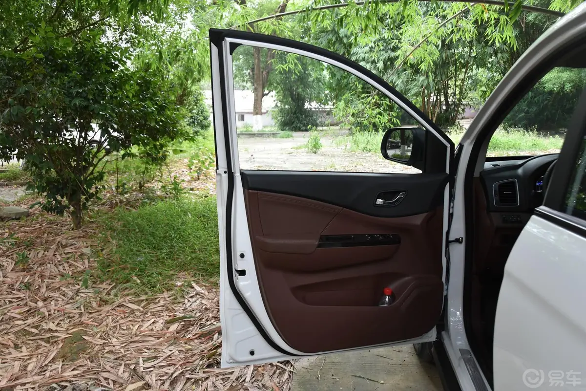风行SX61.6L CVT 尊享版驾驶员侧车门内门板