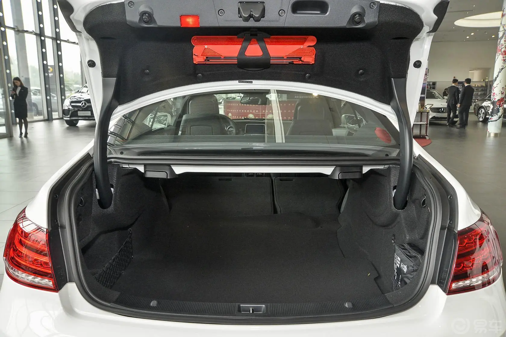 奔驰E级(进口)E260 Coupe行李箱空间