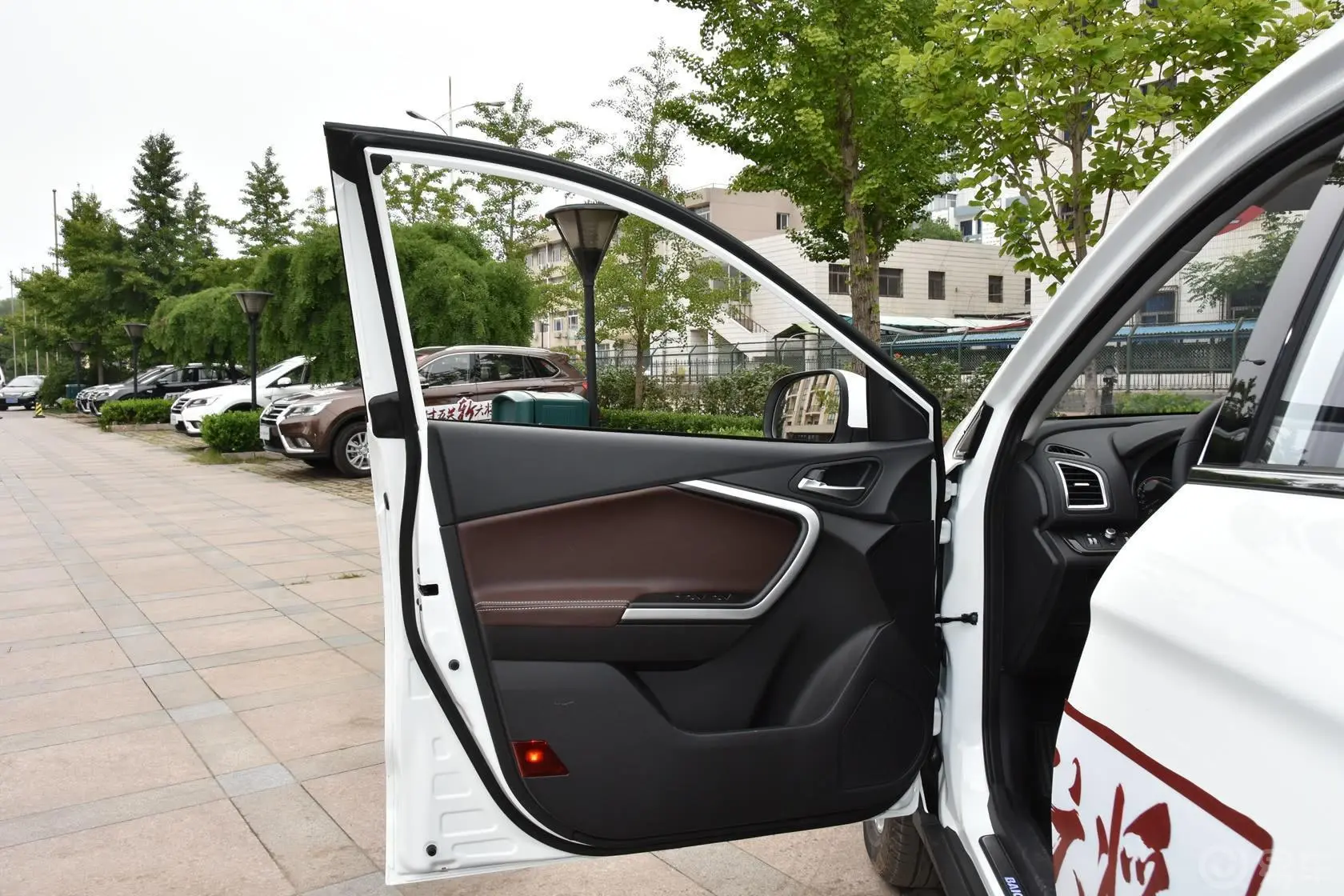 幻速S61.5T CVT 尊享型驾驶员侧车门内门板