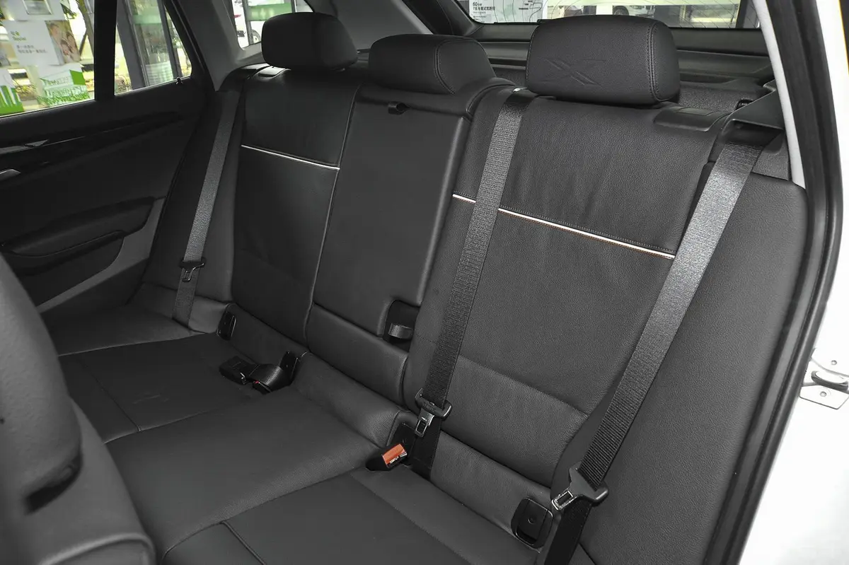 宝马X1sDrive18i X设计套装后排座椅
