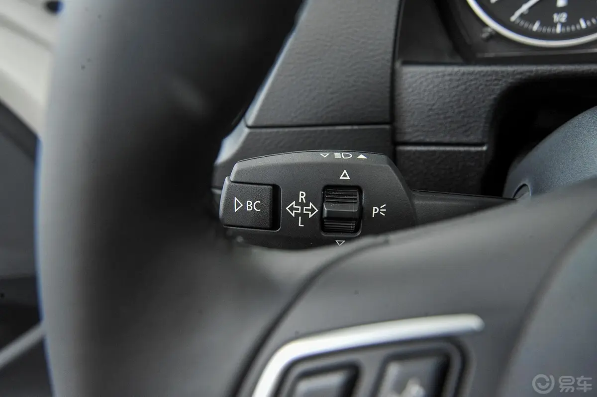 宝马X1sDrive18i X设计套装大灯远近光调节柄