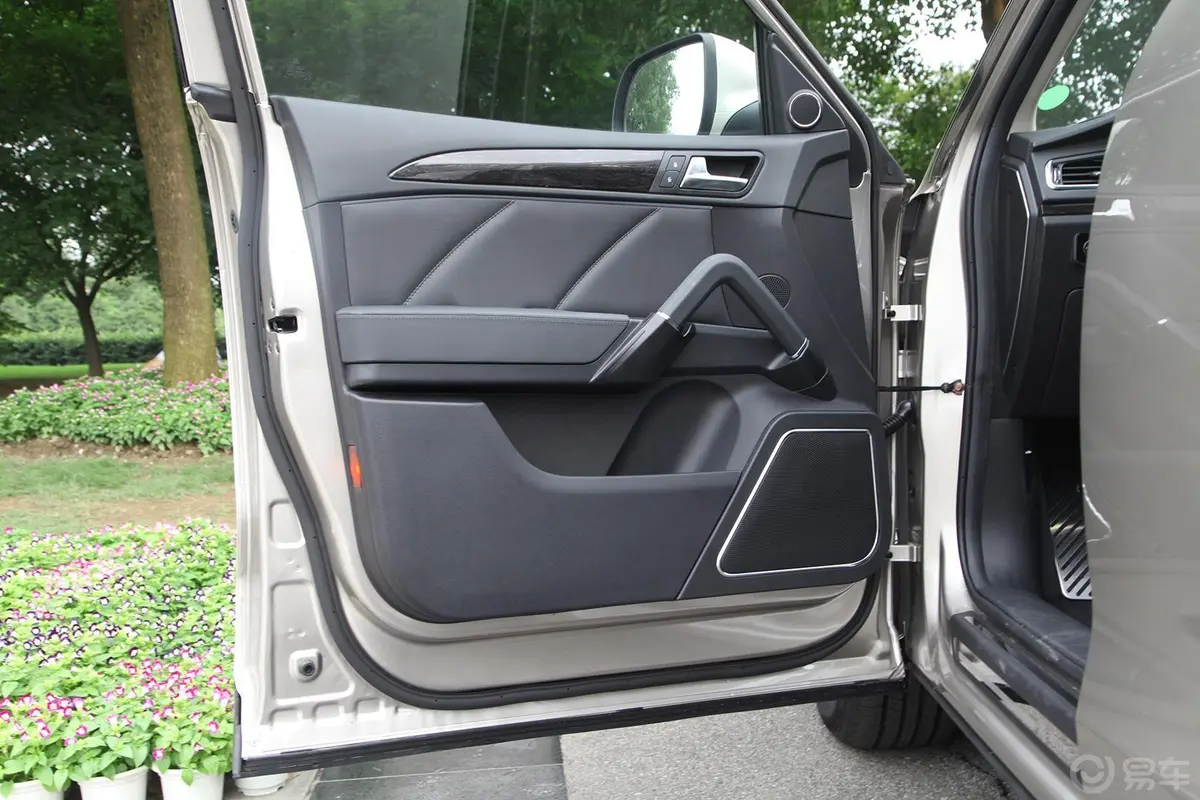 众泰T600运动版 2.0T 手动 尊享版驾驶员侧车门内门板