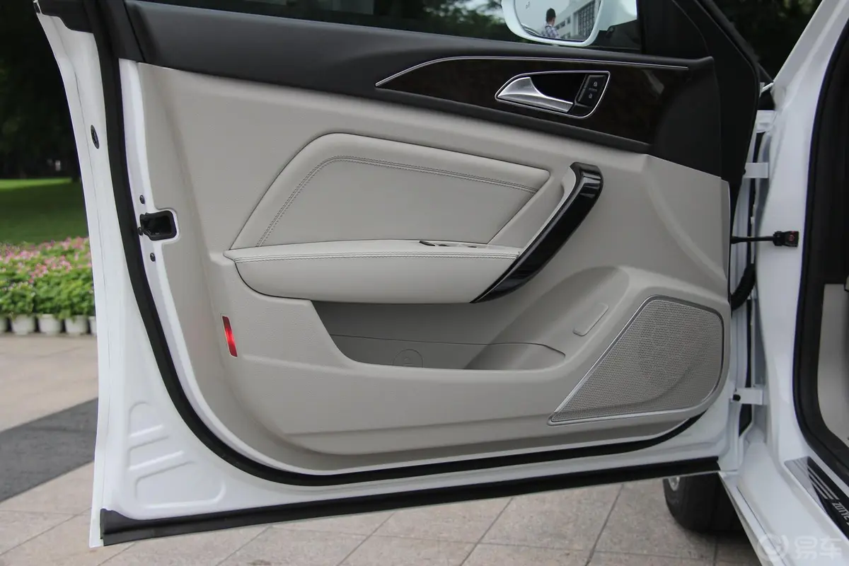 众泰Z7001.8T 双离合 尊贵版驾驶员侧车门内门板