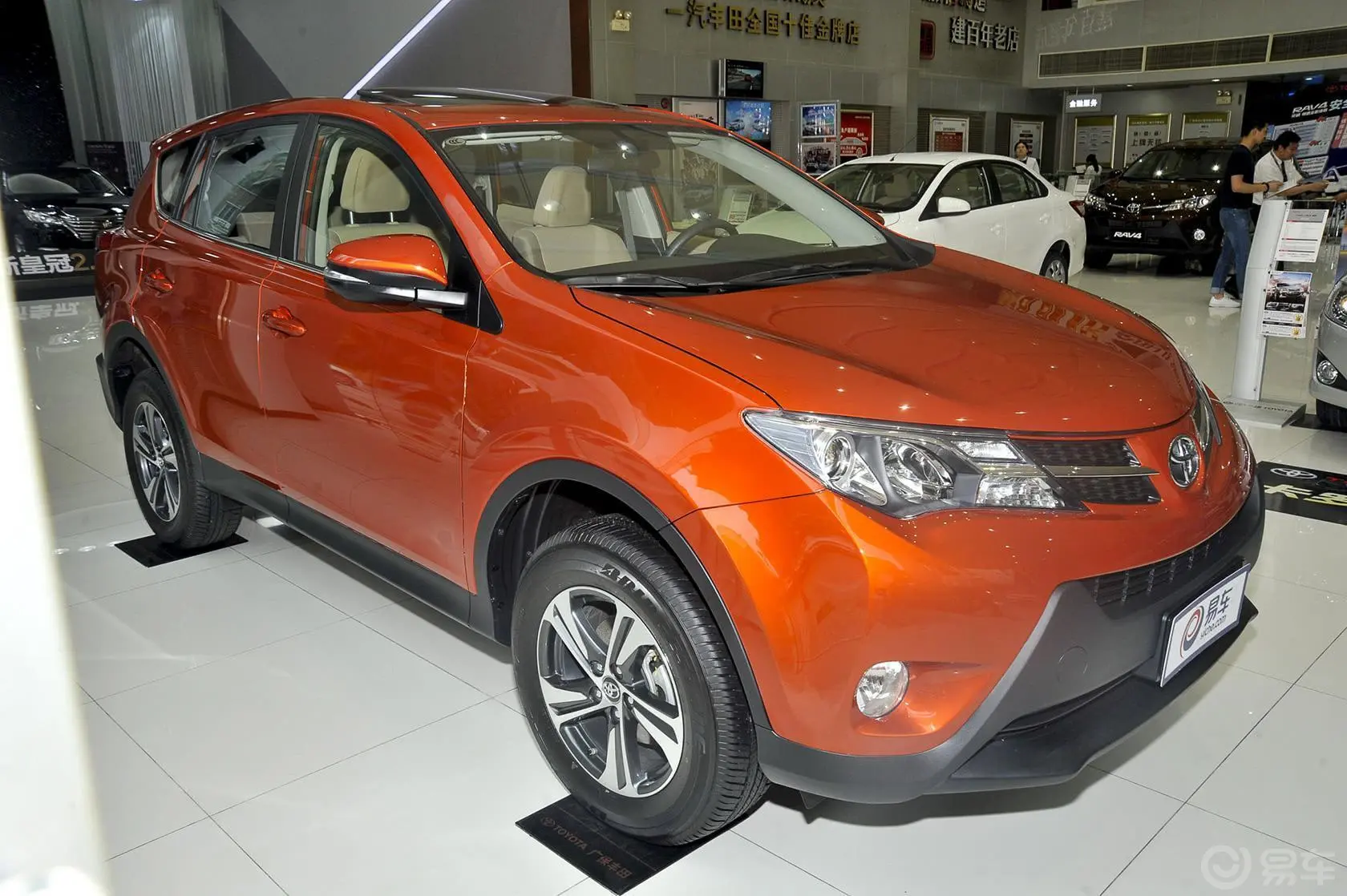 RAV4荣放2.0L CVT 两驱 风尚版侧前45度车头向右水平