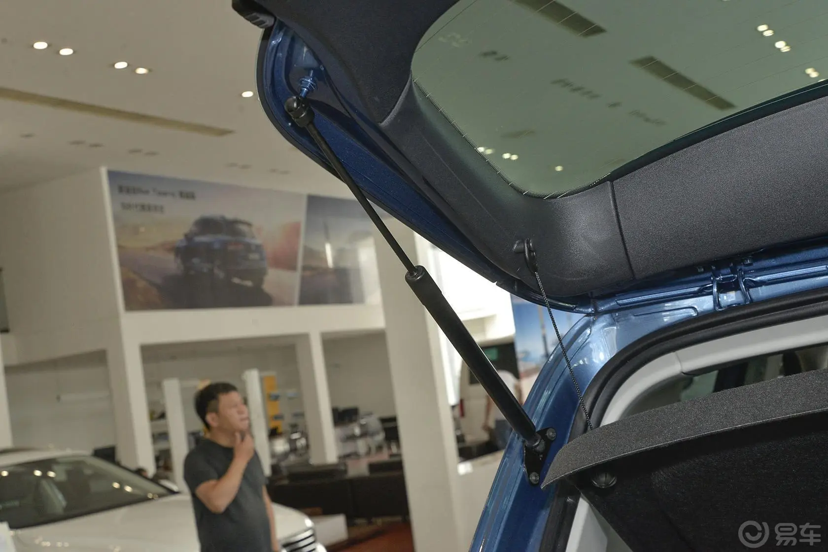 Tiguan2.0T 手自一体 四驱精英型行李厢支撑杆