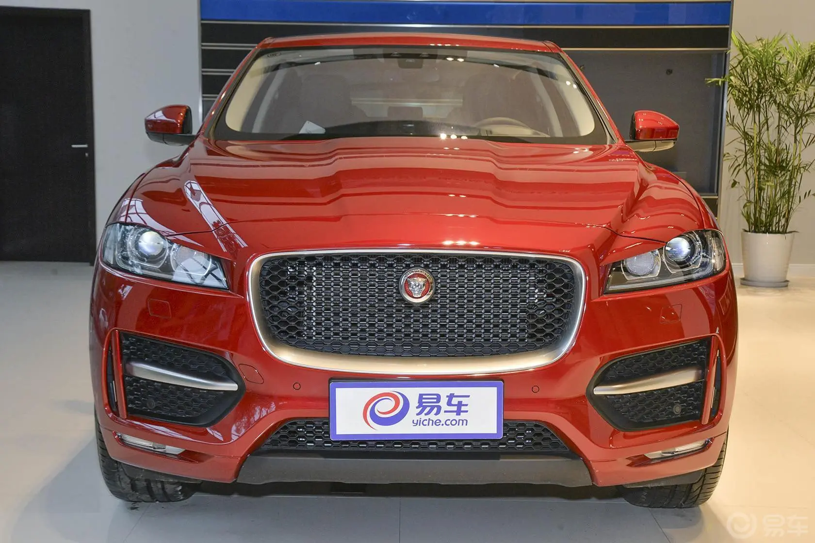 捷豹F-PACE2.0T R-SPORT运动版正前水平