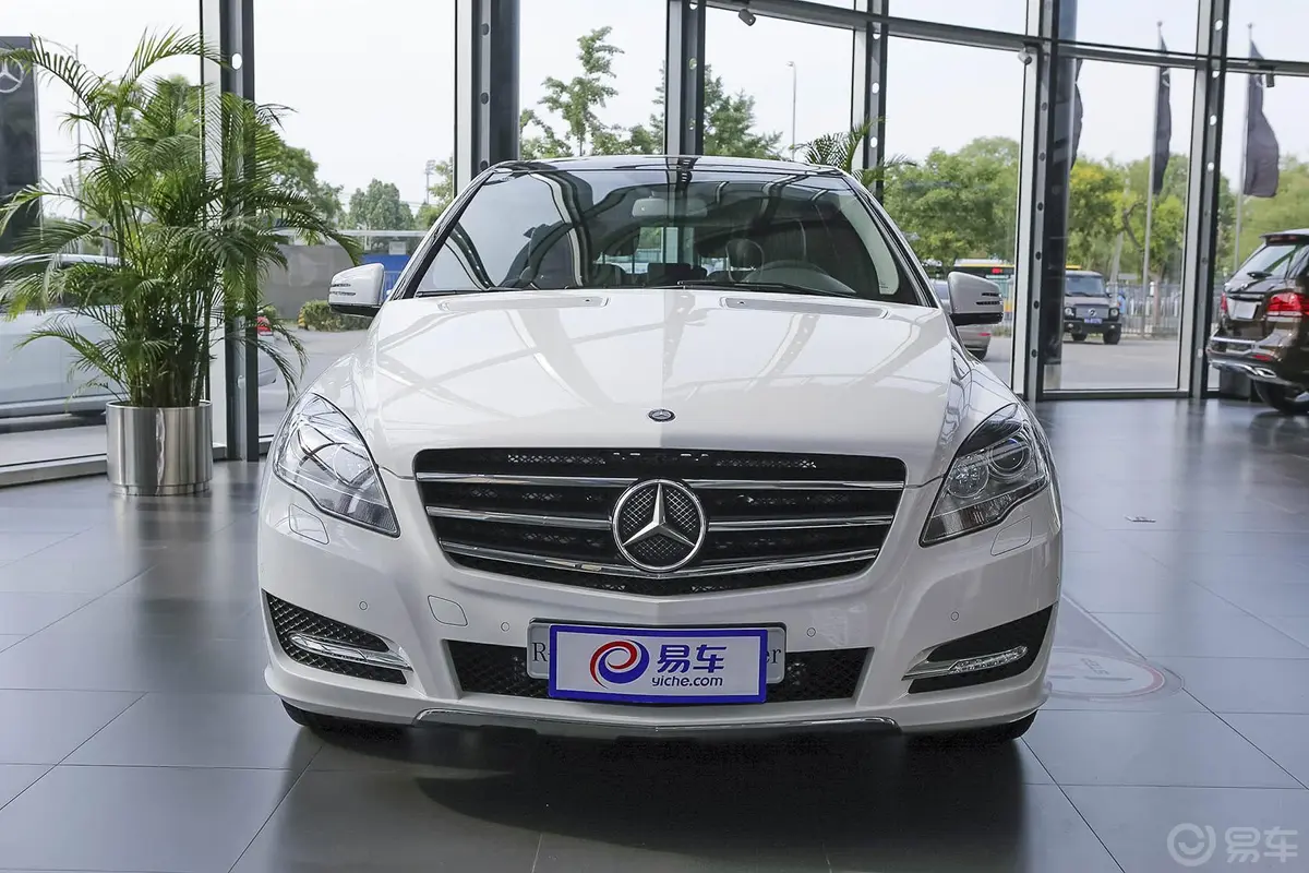 奔驰R级R 320 4MATIC 商务型正前水平