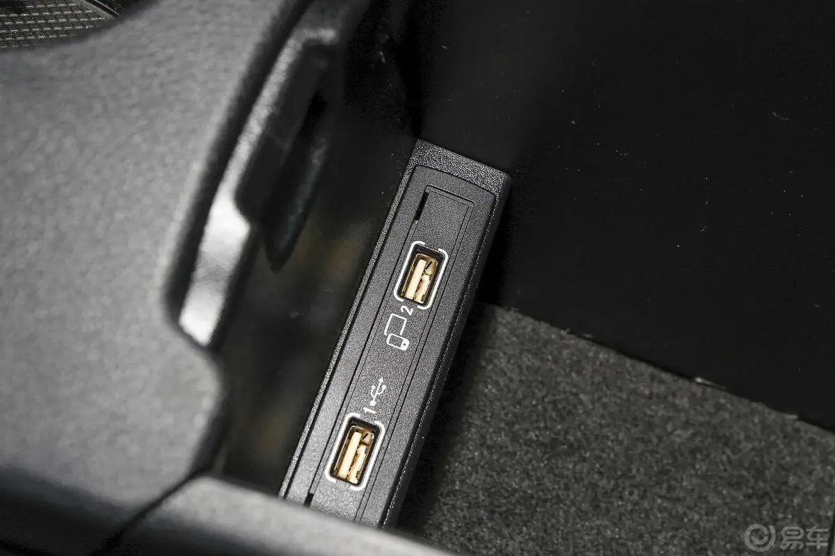 奔驰B级B 200 动感版USB接口