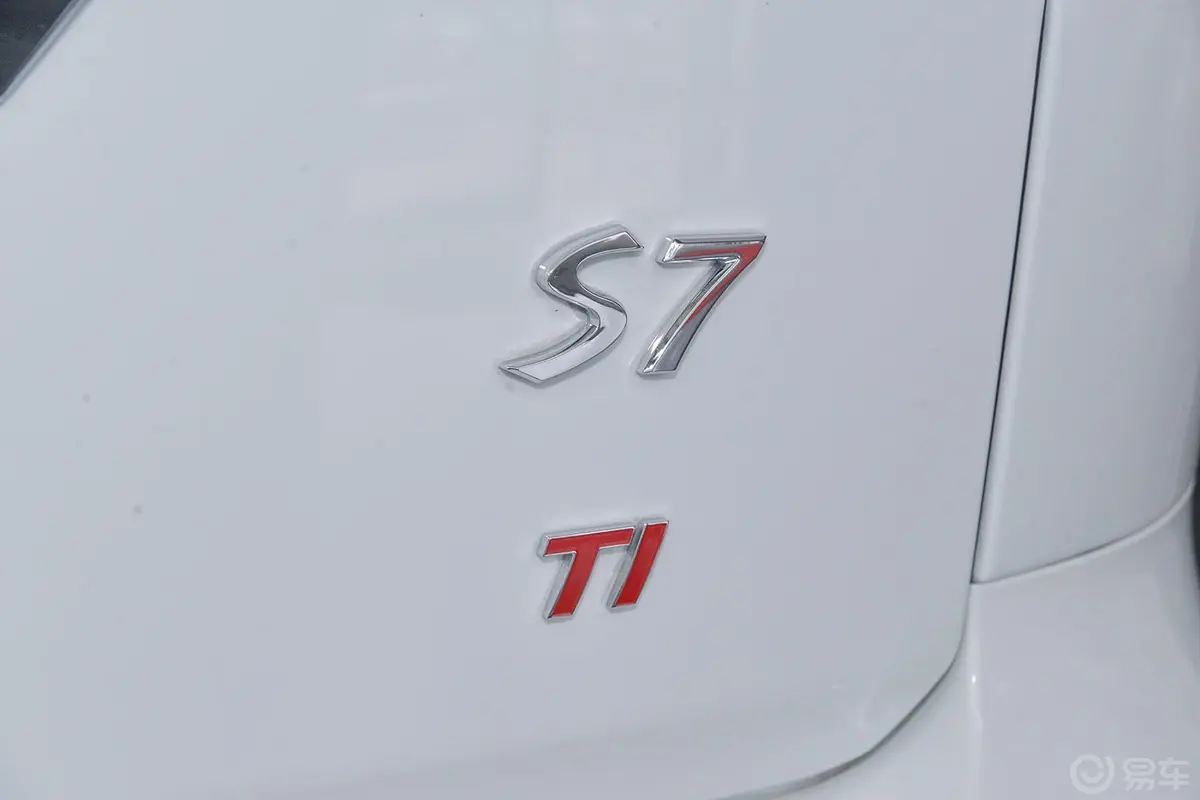 比亚迪S71.5T 手动 尊贵型 7座尾标